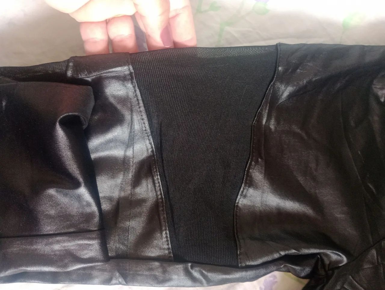 Calça estilo napa preta com detalhe em tela