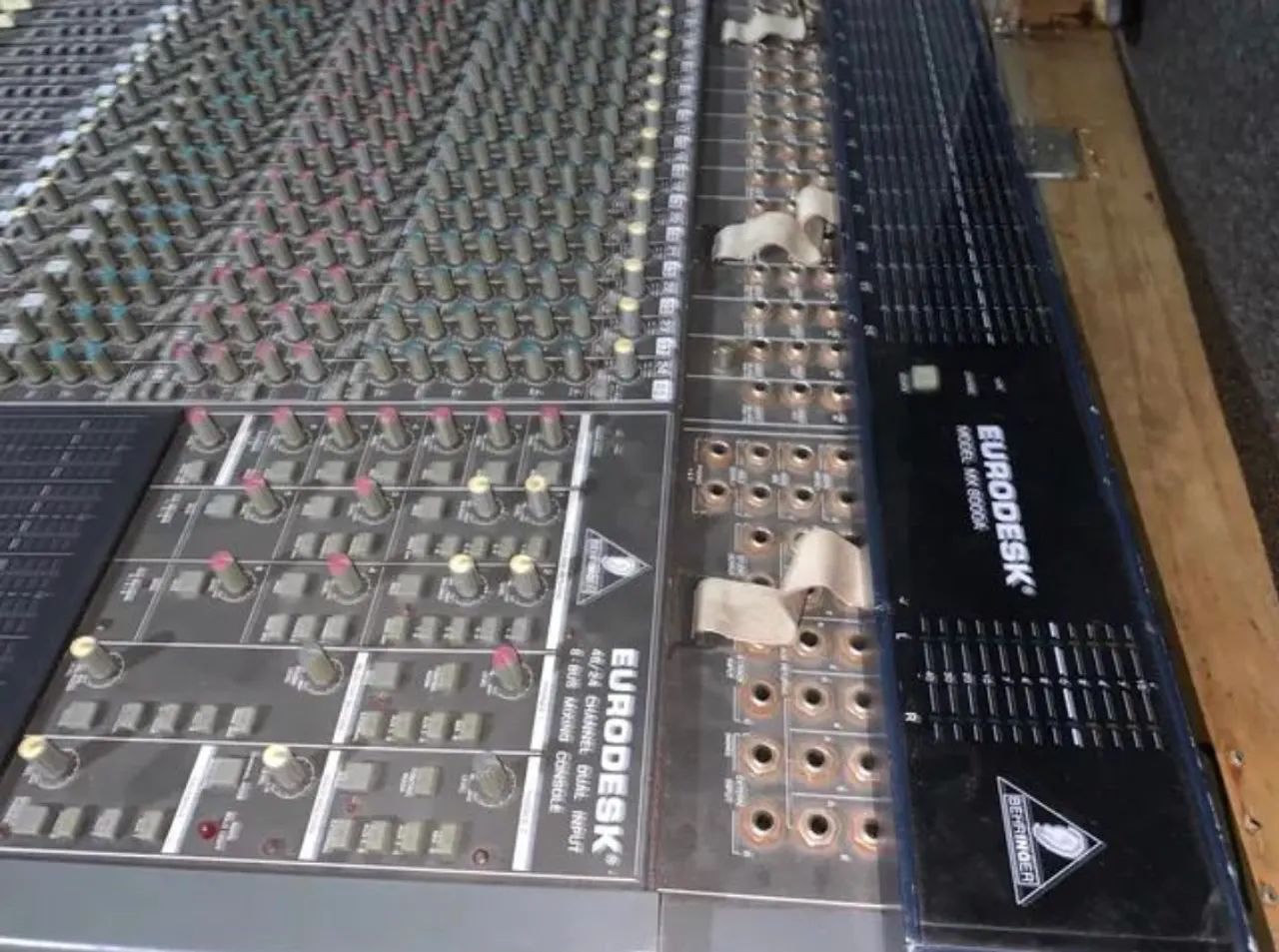 Mesa de Som Behringer Eurodesk MX8000A - Foto 4