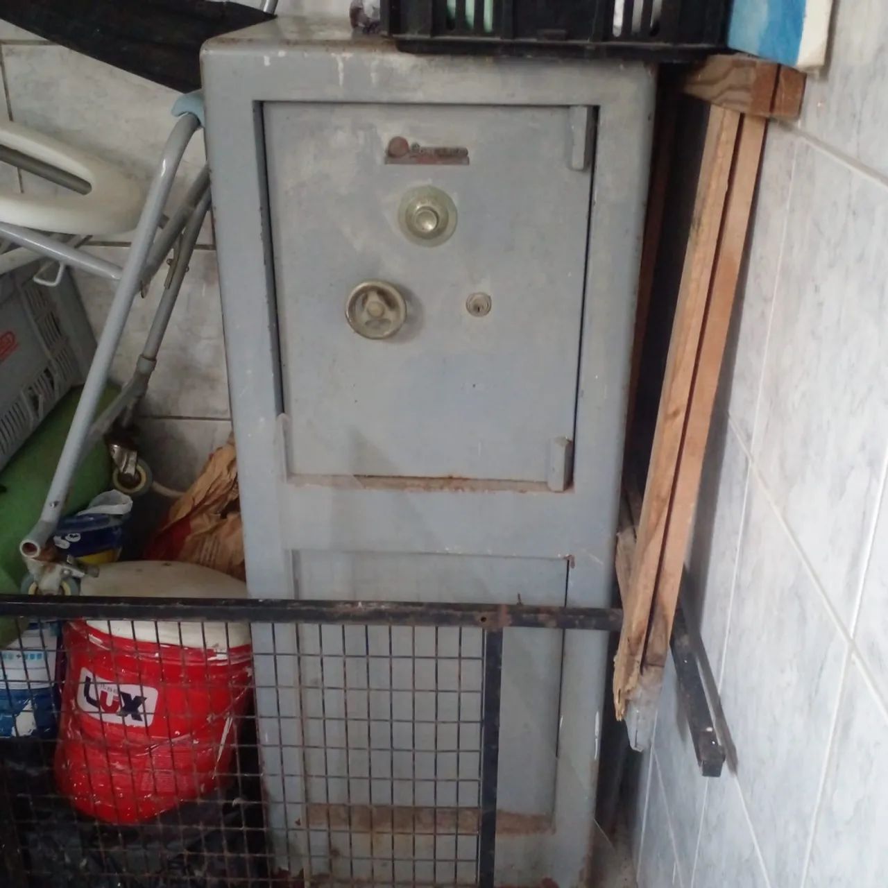 Cofre vertical de aço para escritório