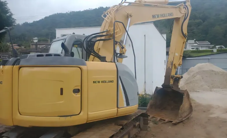Escavadeira New Holland 136E