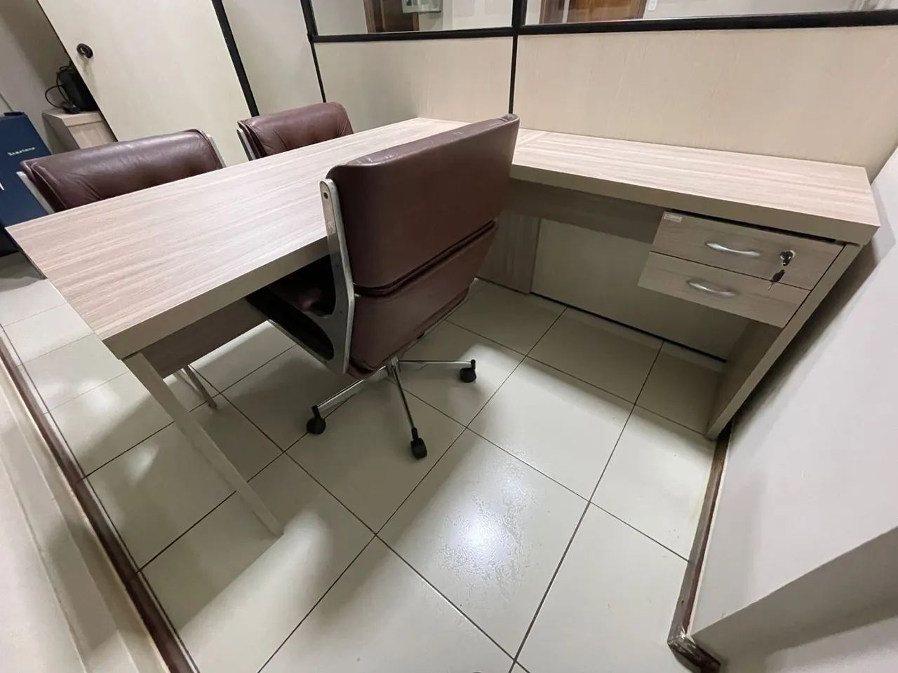 Mesa em L com Gavetas e Armario 2 portas para Escritório - Foto 3