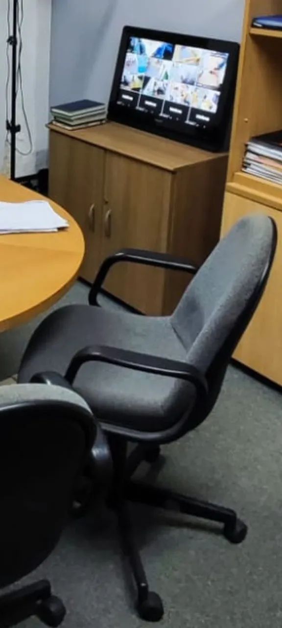 Cadeira Presidente Executiva Giroflex Luxo Robusta Tecido Cinza Ajuste de Altura 