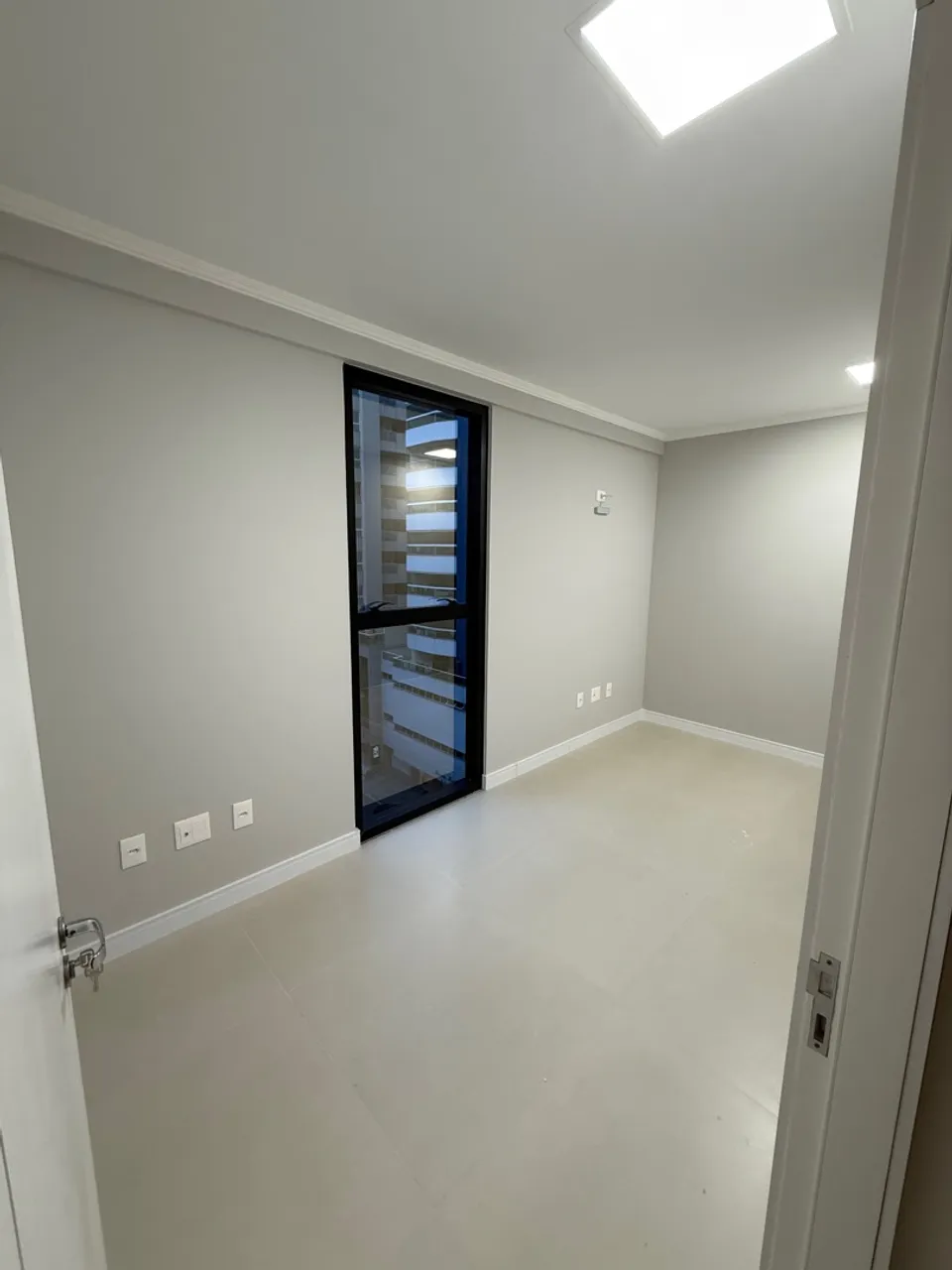 Alugo sala em edifício comercial em Meia Praia, Itapema. 