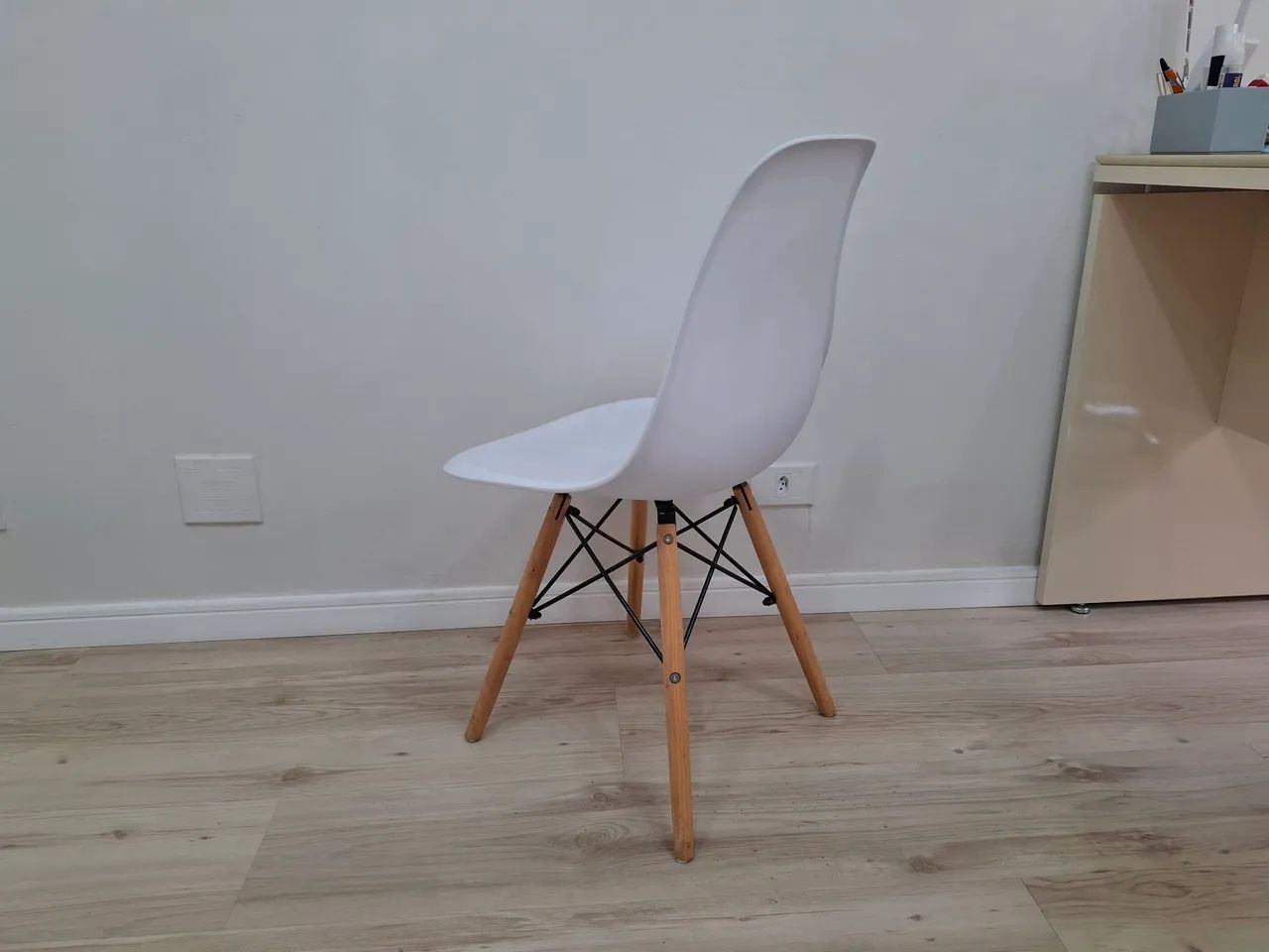 DUAS Cadeiras Eames Eiffel Com Pés De Madeira Facthus - Foto 3