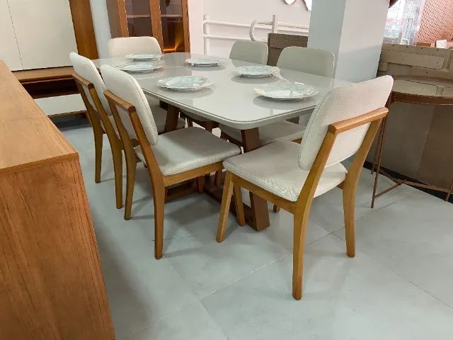 Mesa de jantar com base em madeira, tampo laqueado com vidro e 6 cadeiras!