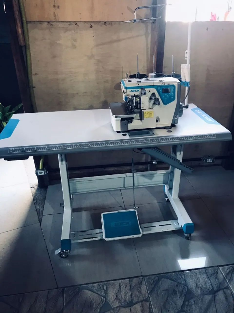 Máquina de Costura Industrial OVERLOCK 220 V Marca JACK Eletrônica. Vai com mesa - Foto 2