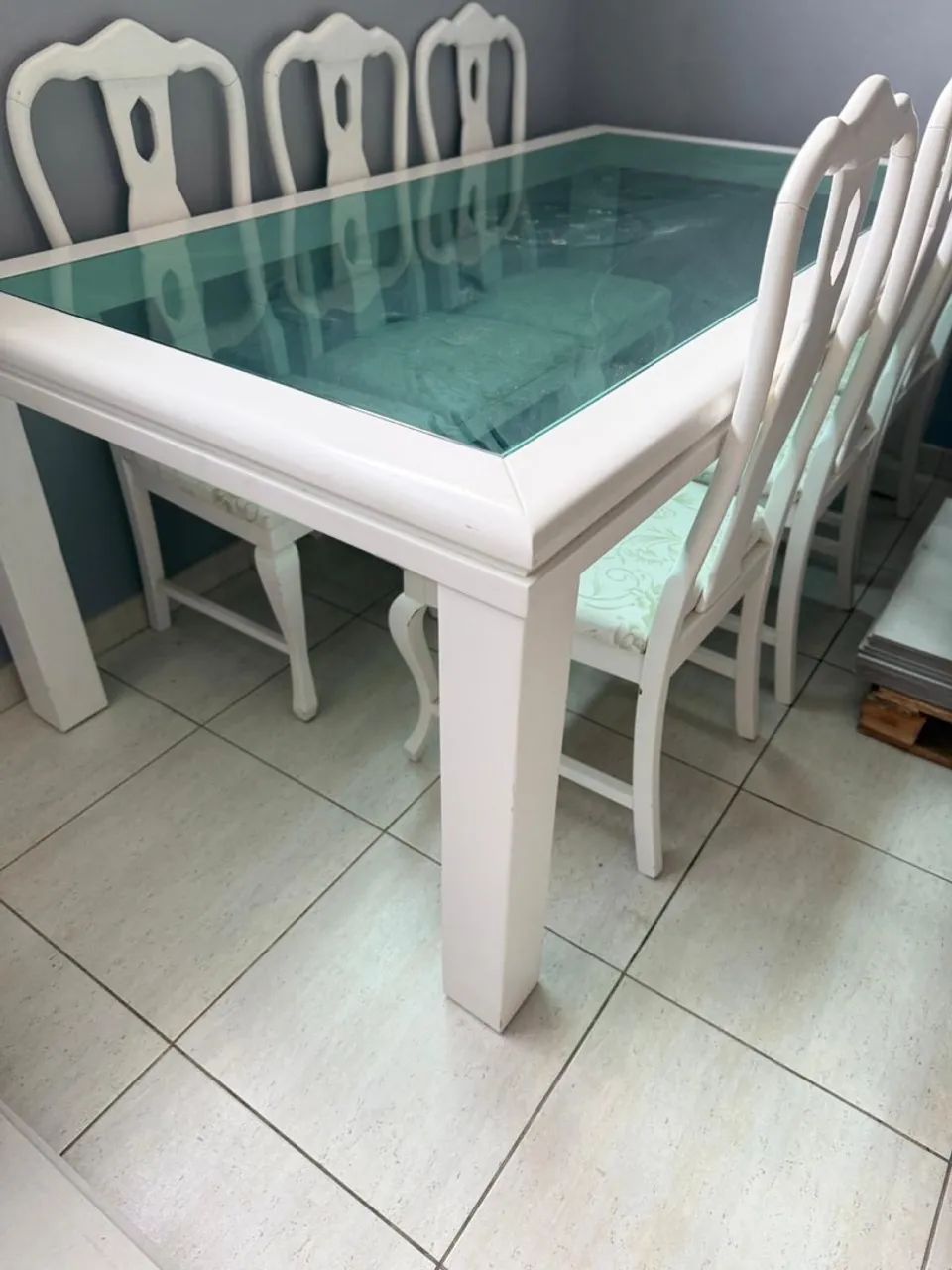 MESA COM CADEIRAS E BANQUETAS