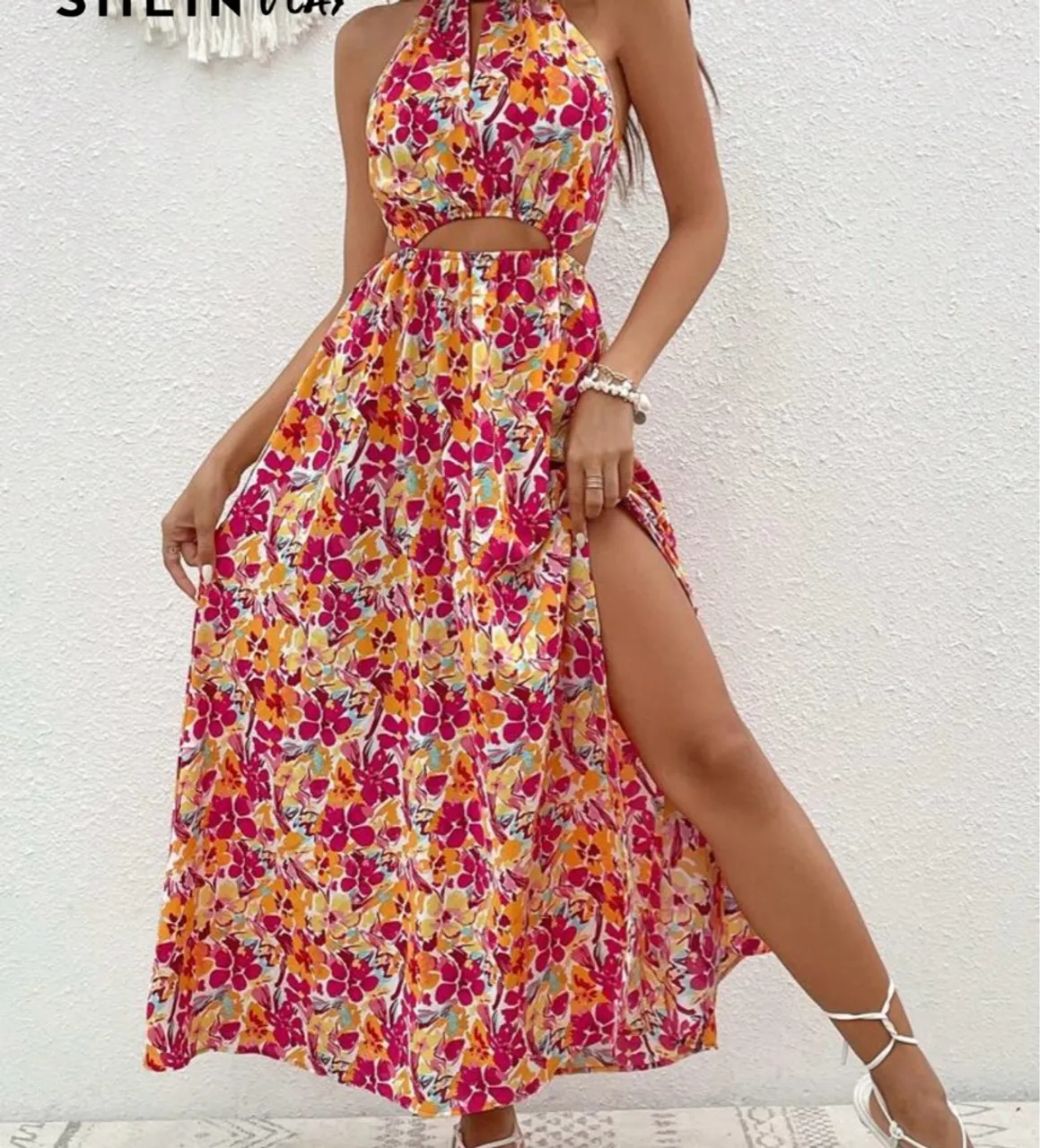 Vestido longo floral com fenda e decote halter
