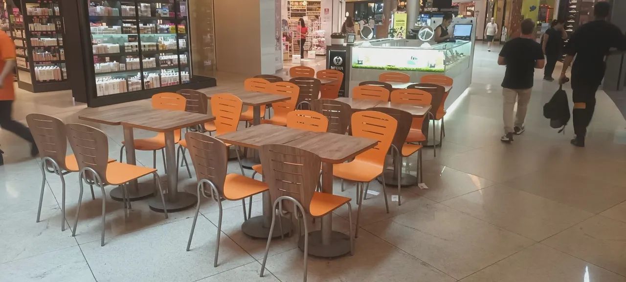 Conjunto de mesas e cadeiras para área de alimentação
