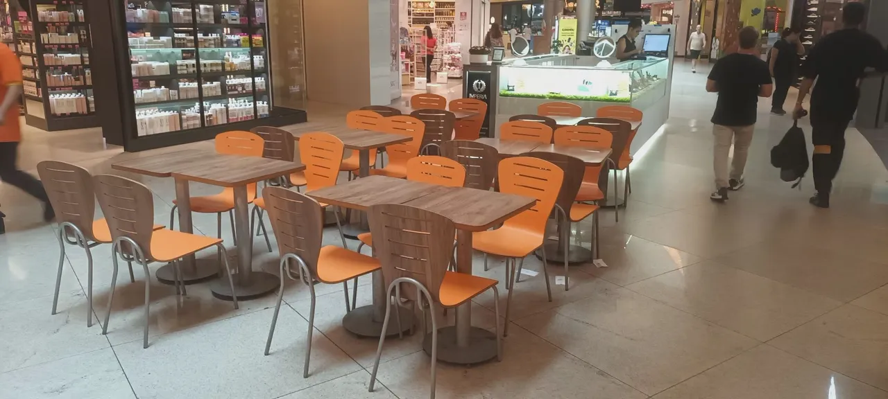 Conjunto de mesas e cadeiras para área de alimentação