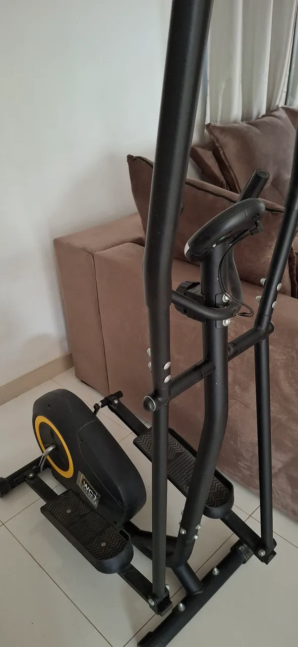 Elíptico WCT Fitness suporta até 100 kilos