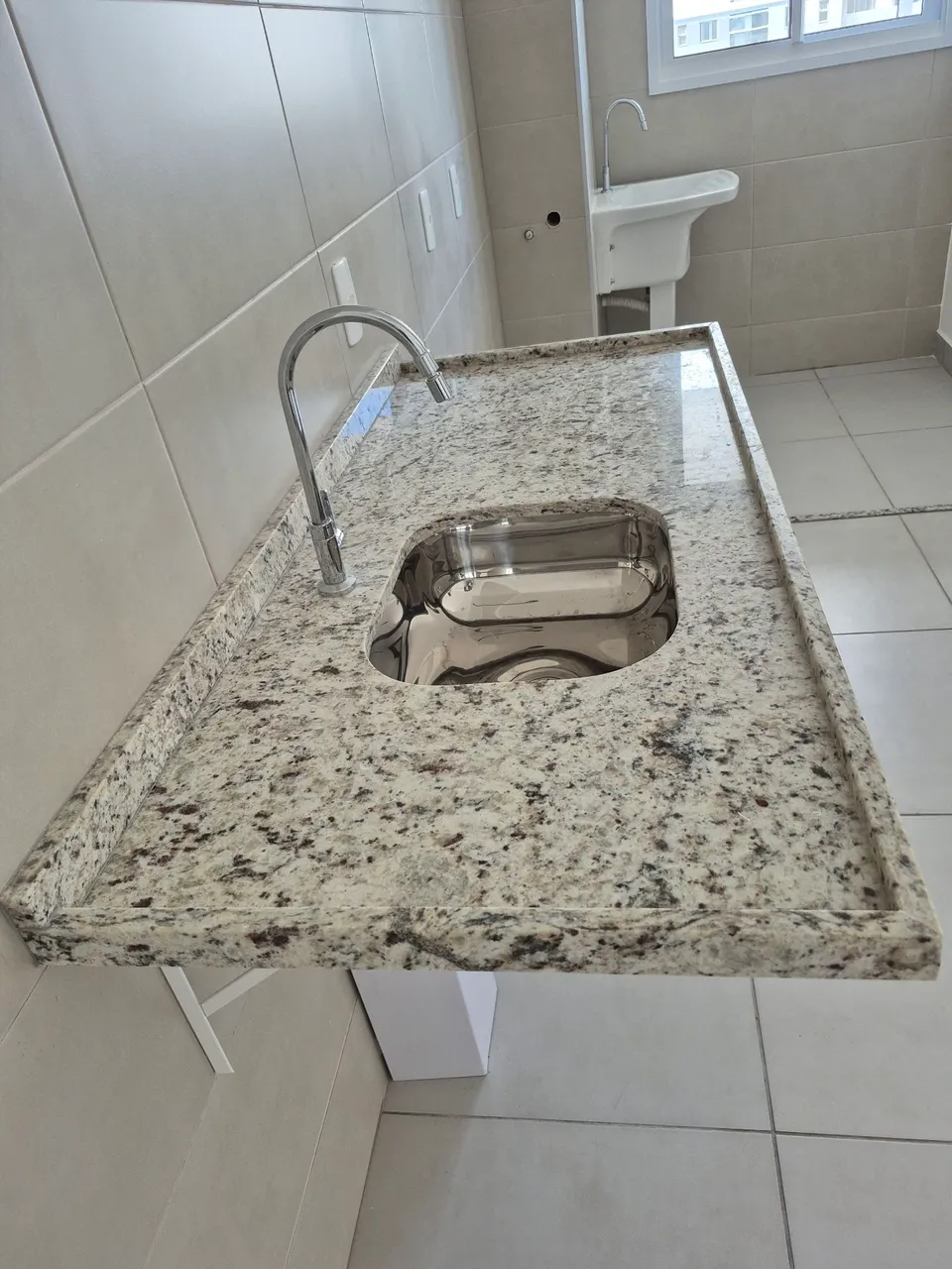 Pia de granito com cuba de inox