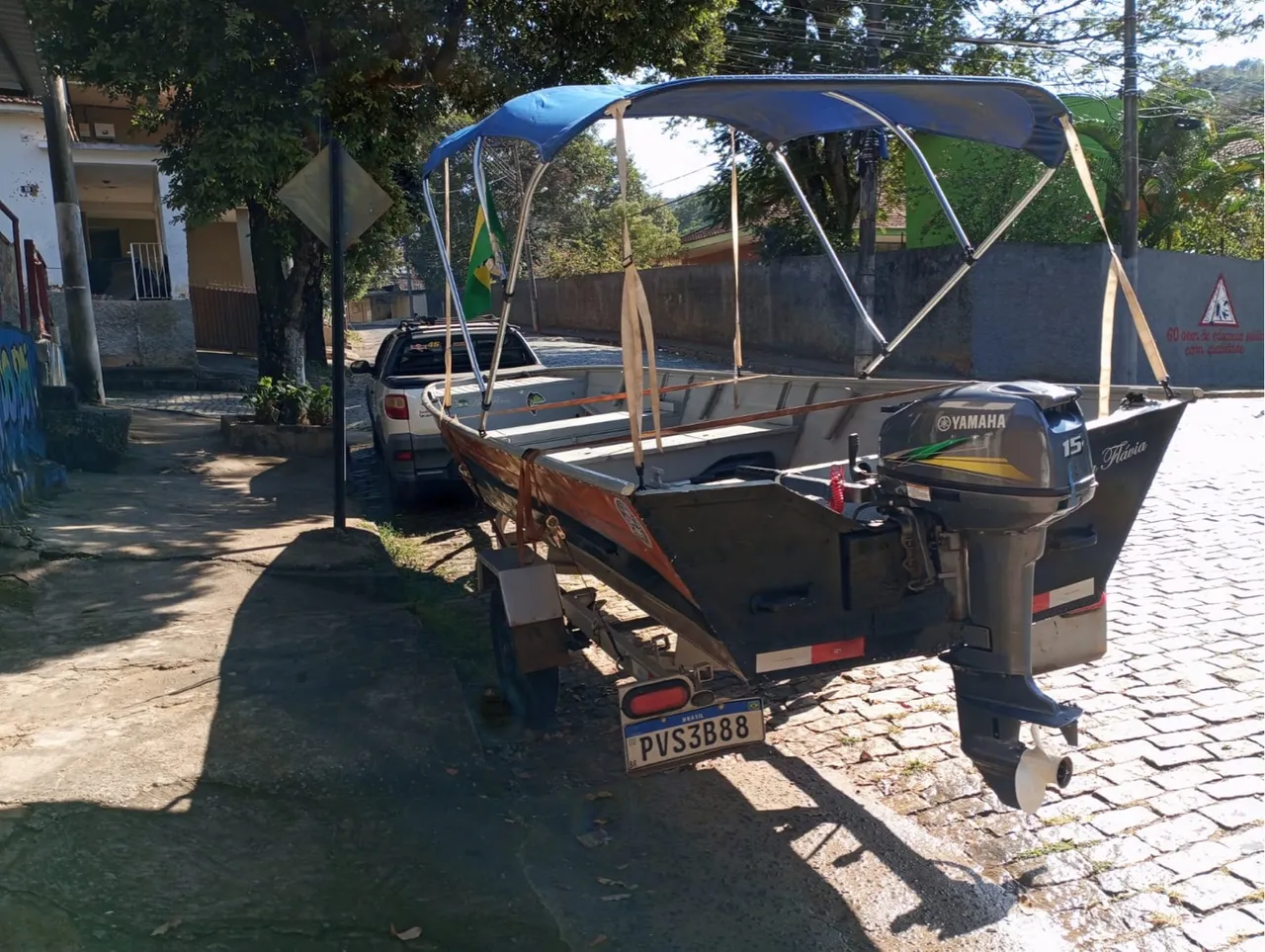 Barco, motor e carretinha