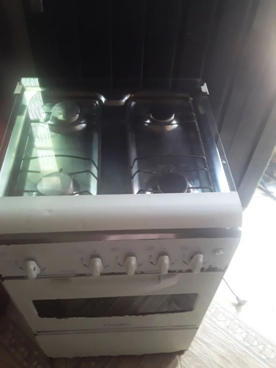 Vende-se fogão em 4 bocas.