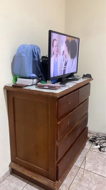 Cômoda de madeira antiga - Foto 2