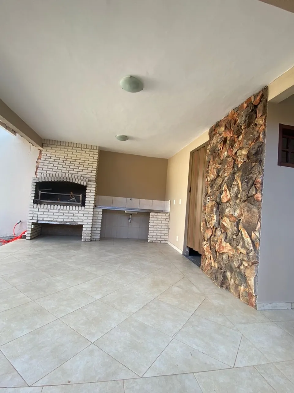 ALUGO EXCELENTE CASA
