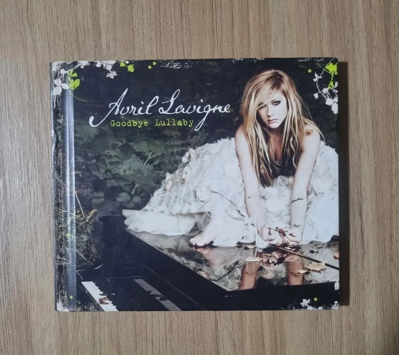 Avril Lavigne - cd + dvd Goodbye Lullaby (Importado) - CDs, DVDs