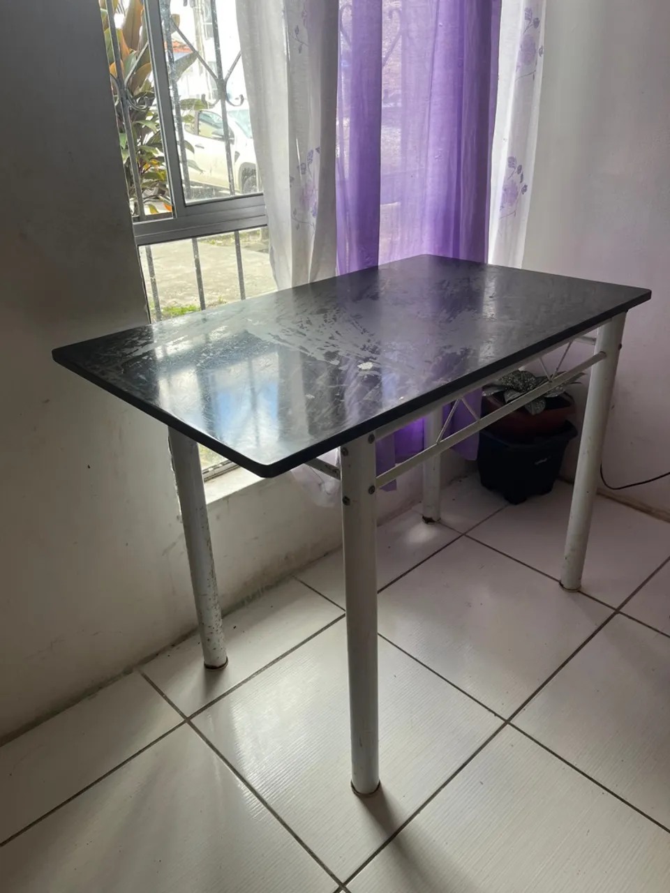 Mesa preta com estrutura branca