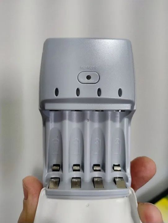 Carregador de Baterias Sony CycleEnergy Ni-MH AA e AAA - Foto 2