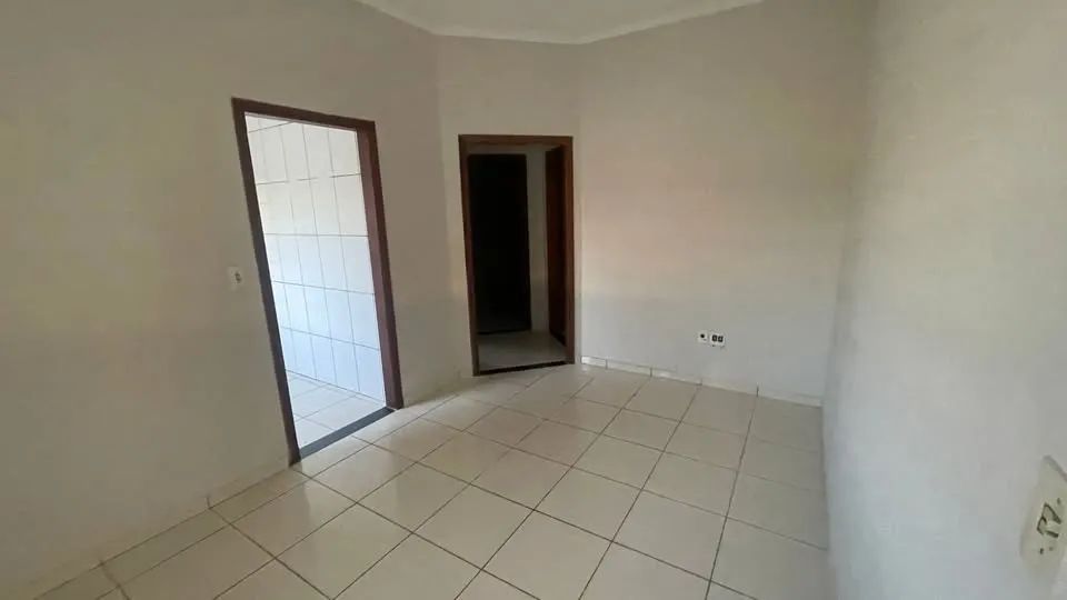 + Casa bem localizada com pátio  - Foto 2