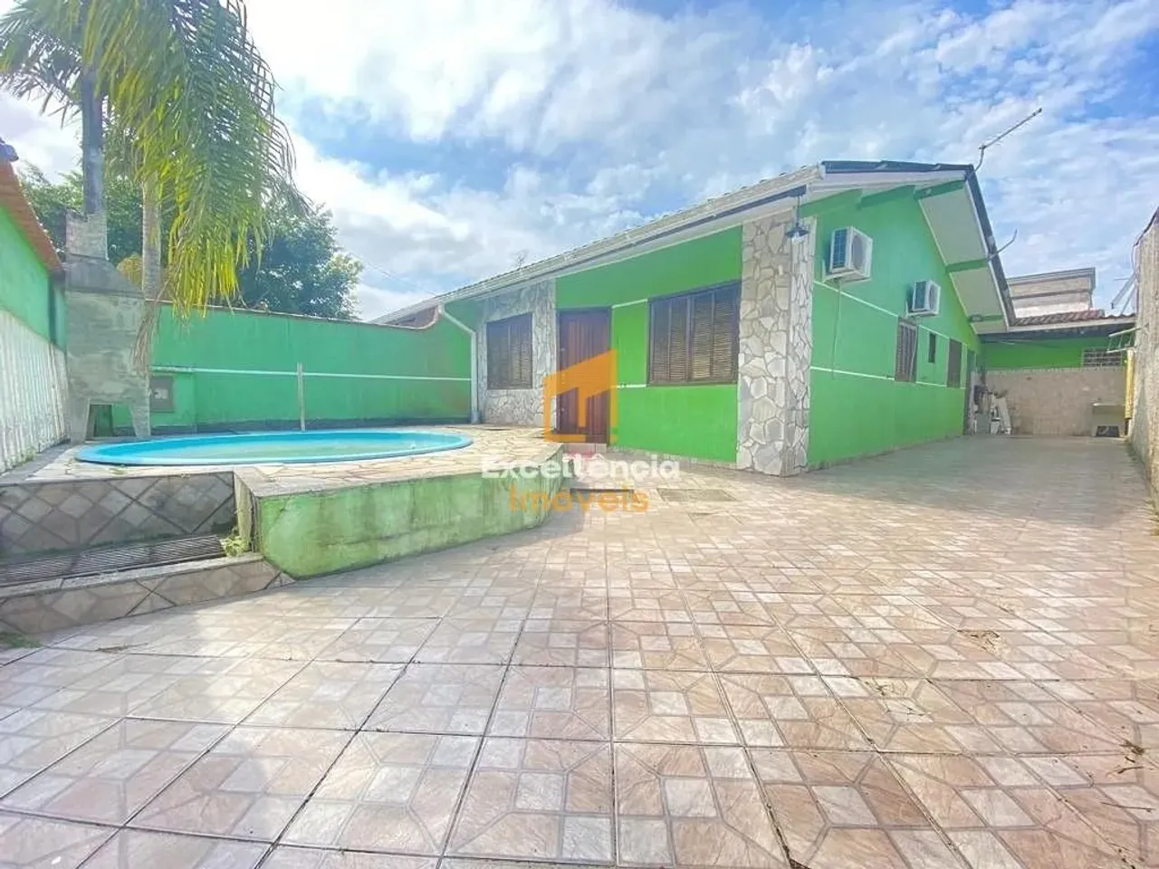 Casa com 3 quartos e piscina no litoral