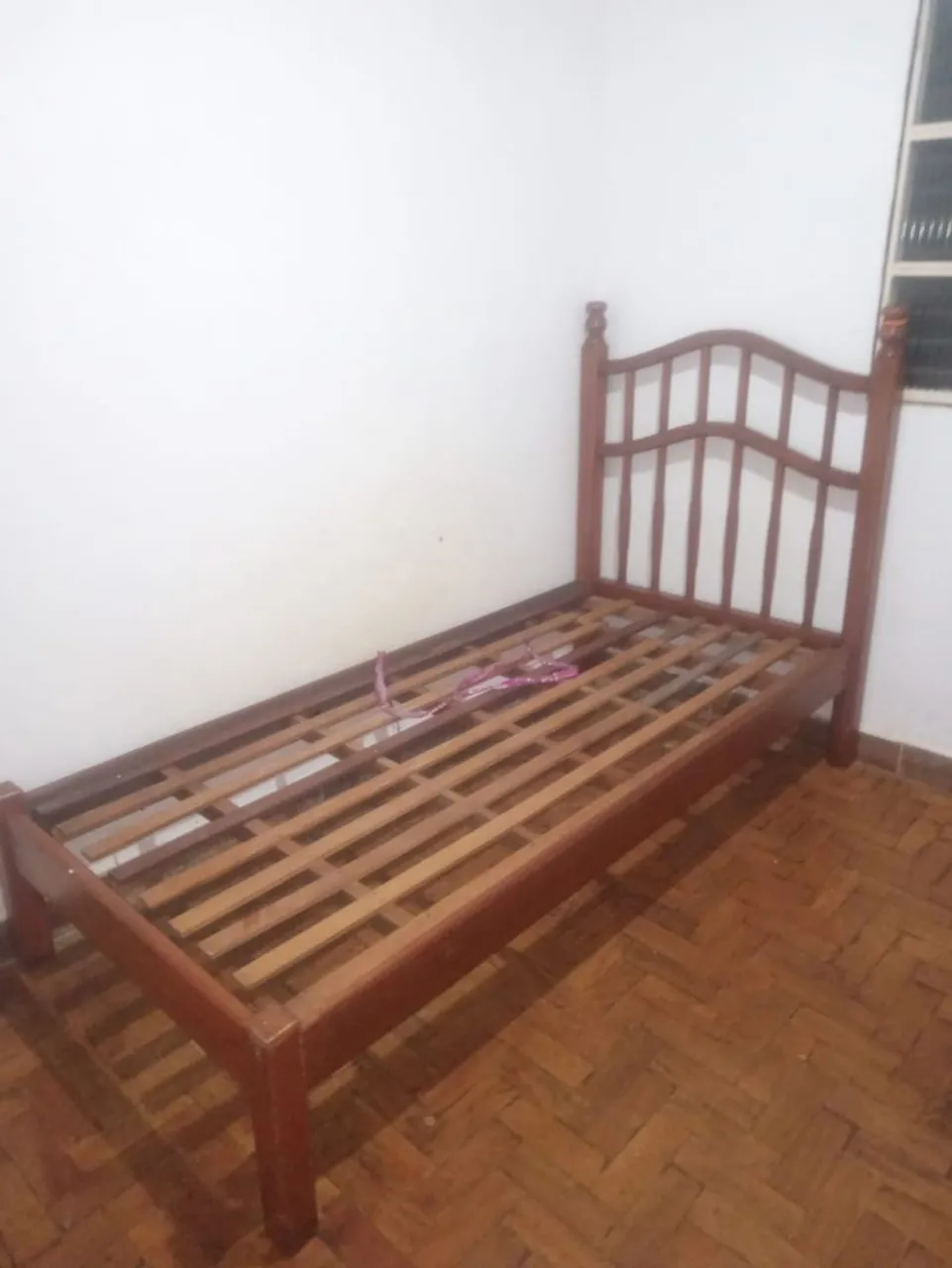 Cama de madeira de solteiro
