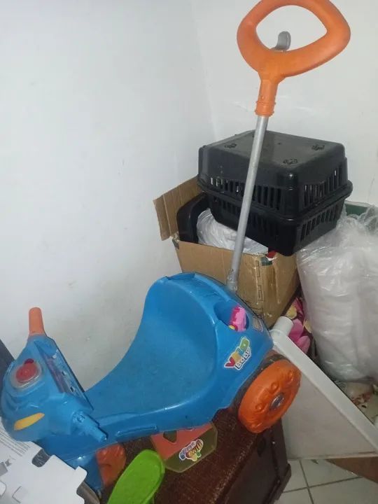 Motoca com empurrador retrátil