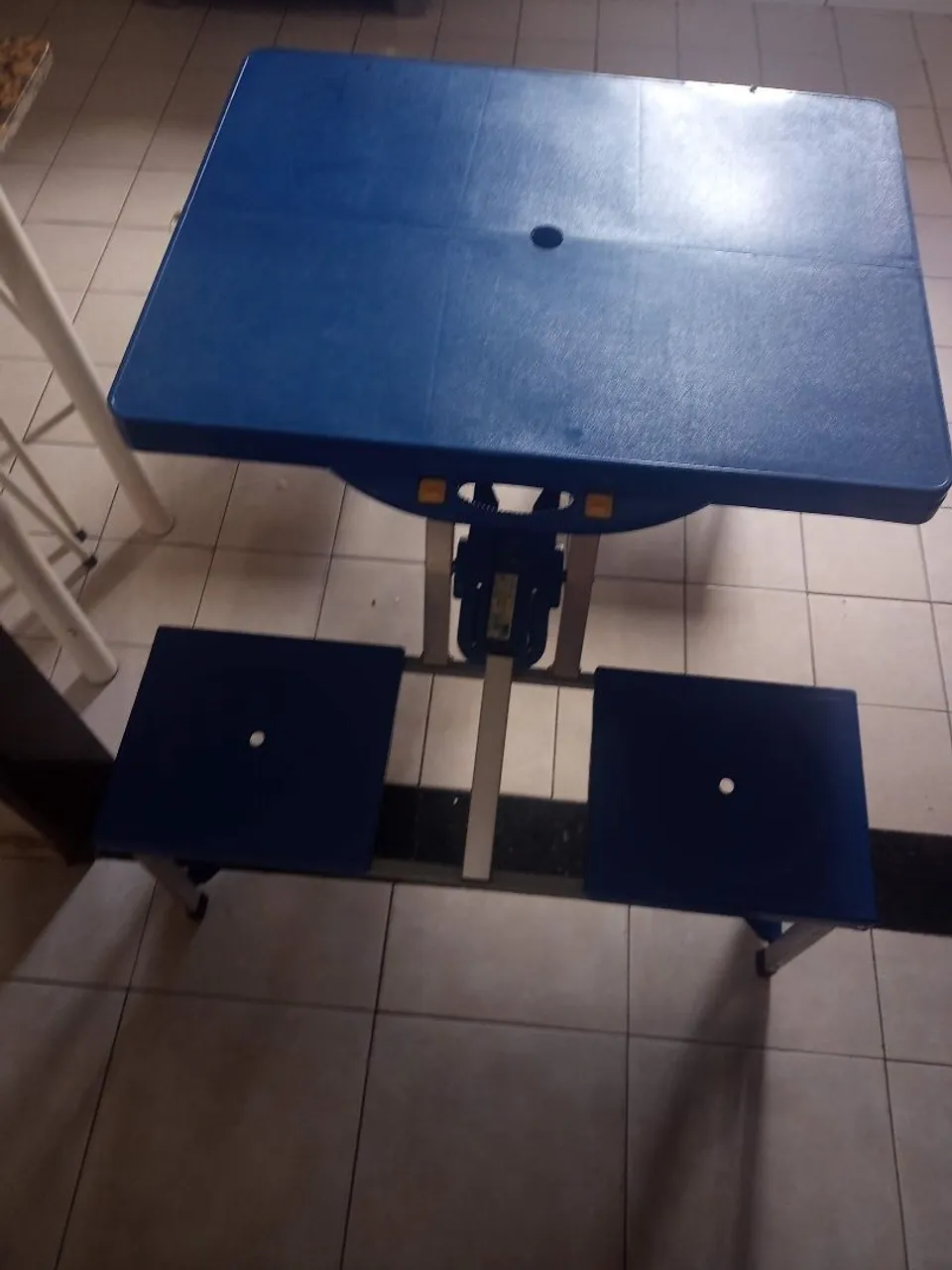 Conjunto mesa e bancos dobráveis para camping e fogão