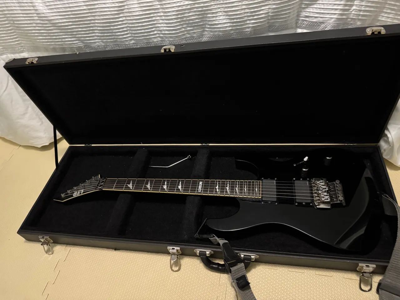 Guitarra Elétrica Preta com Ponte Floyd Rose ESP-LTD M-400 - Foto 4