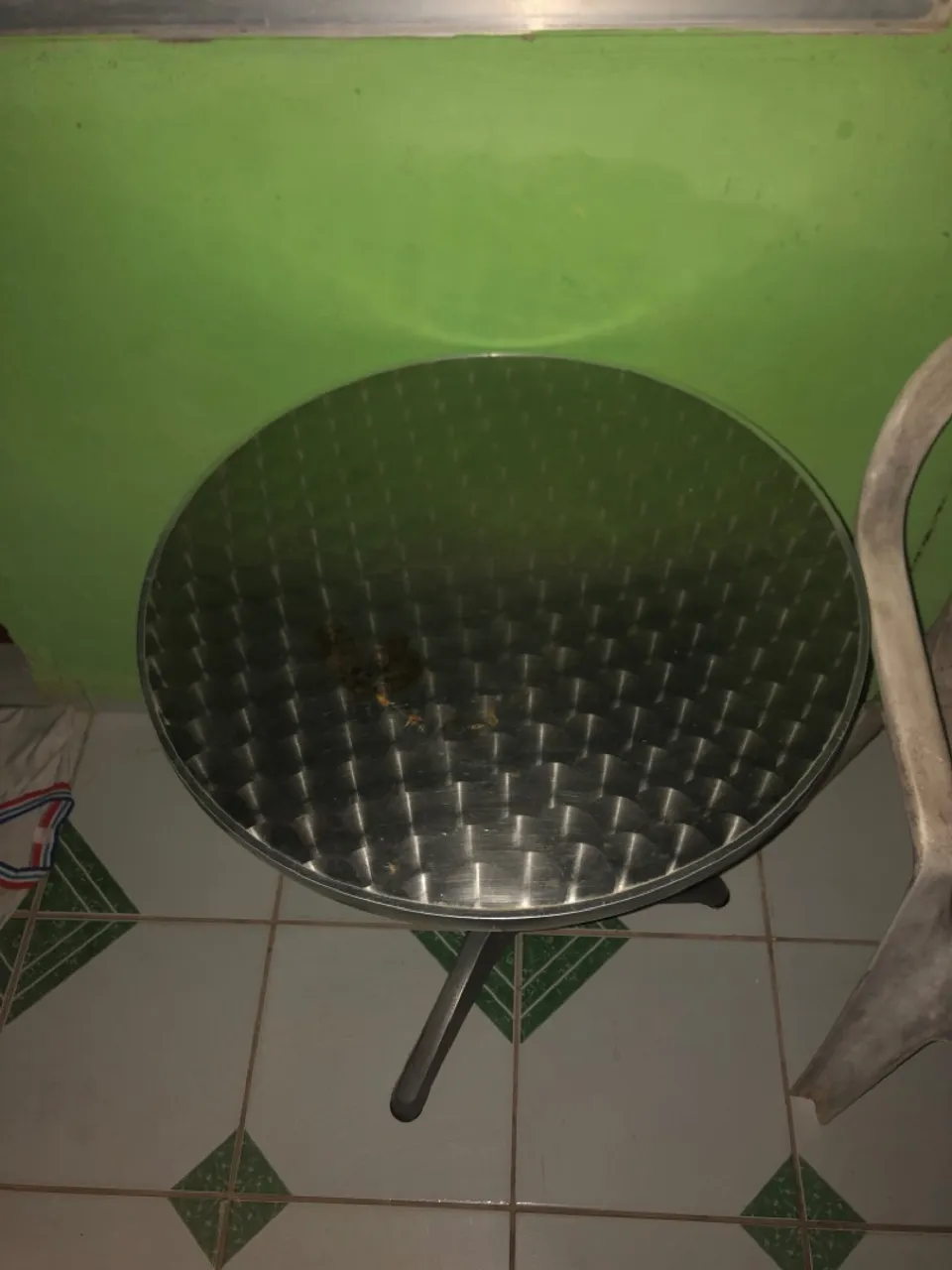 Mesa redonda de metal para cozinha ou área externa