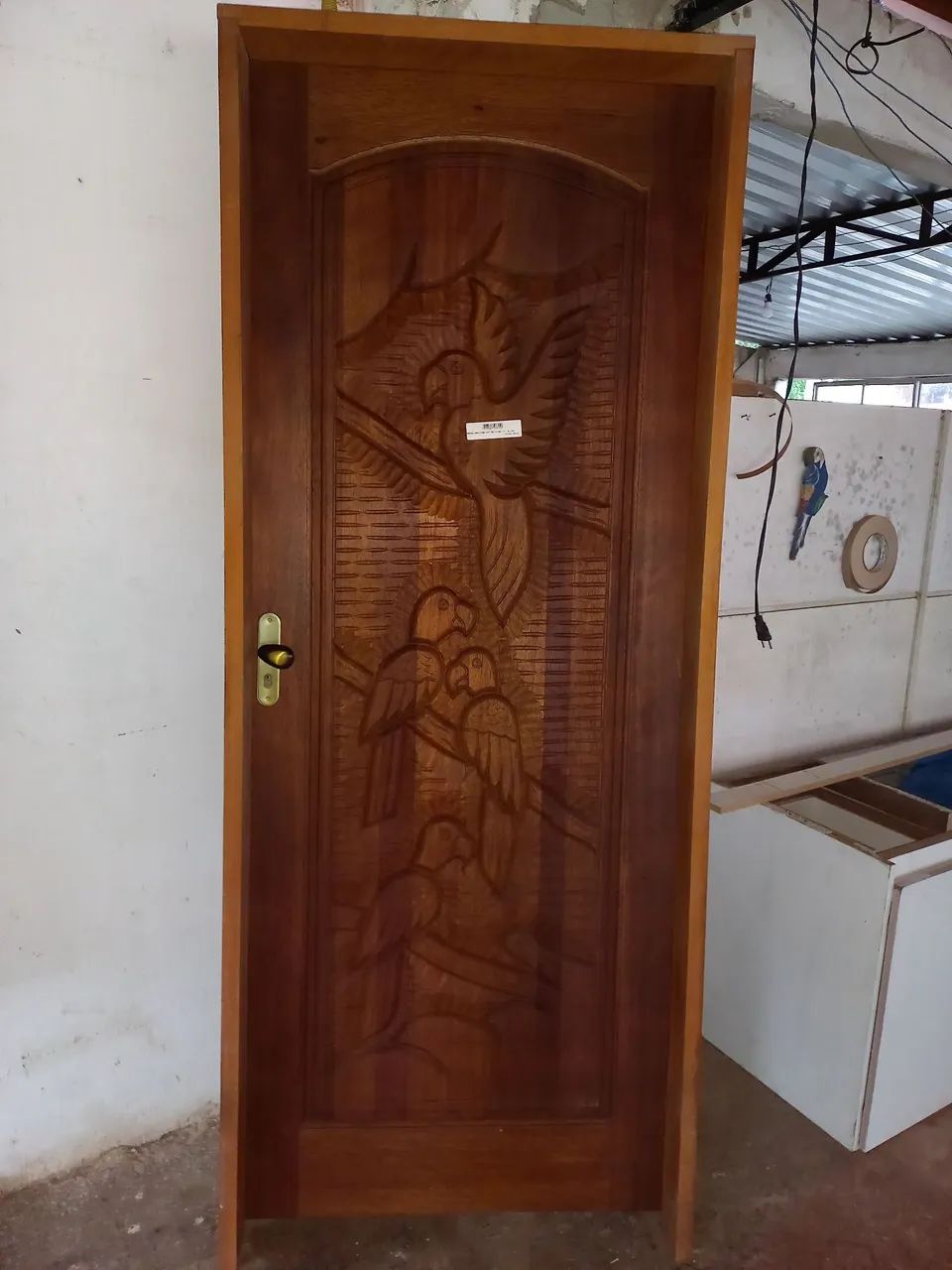 Porta de Madeira Entalhada com Motivo de Pássaros