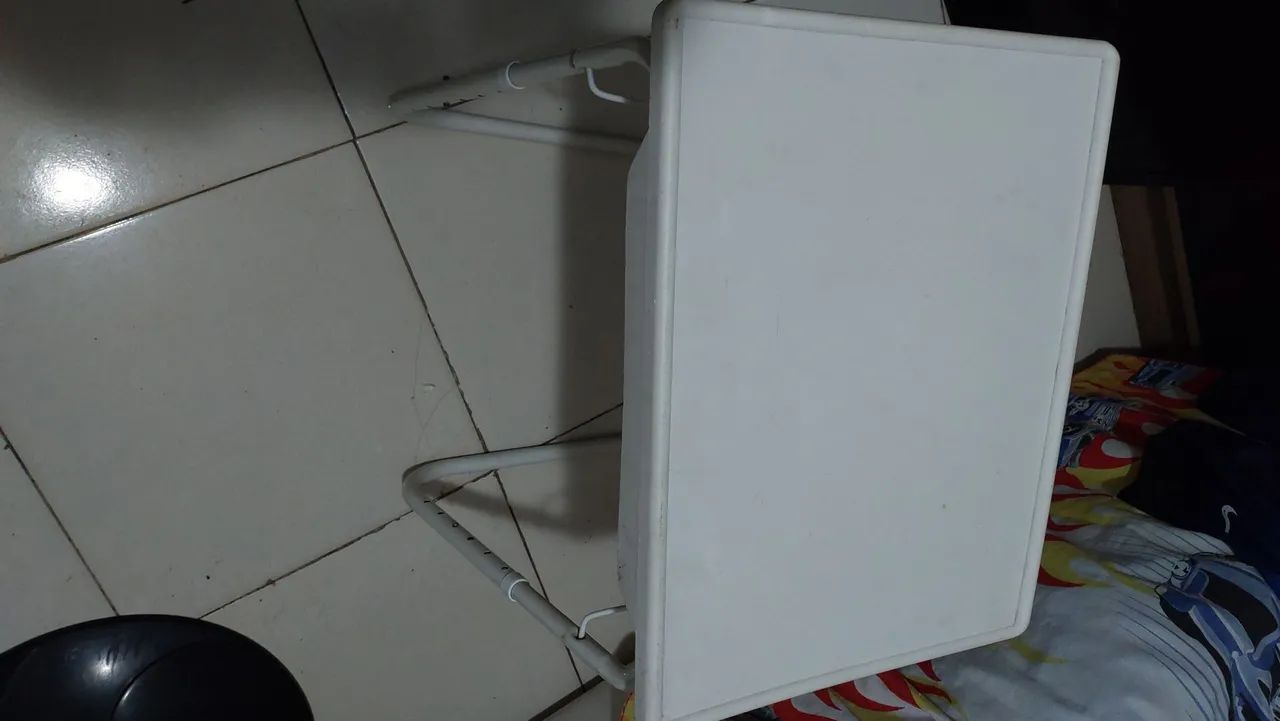 Mesa portátil prá refeições.  - Foto 2