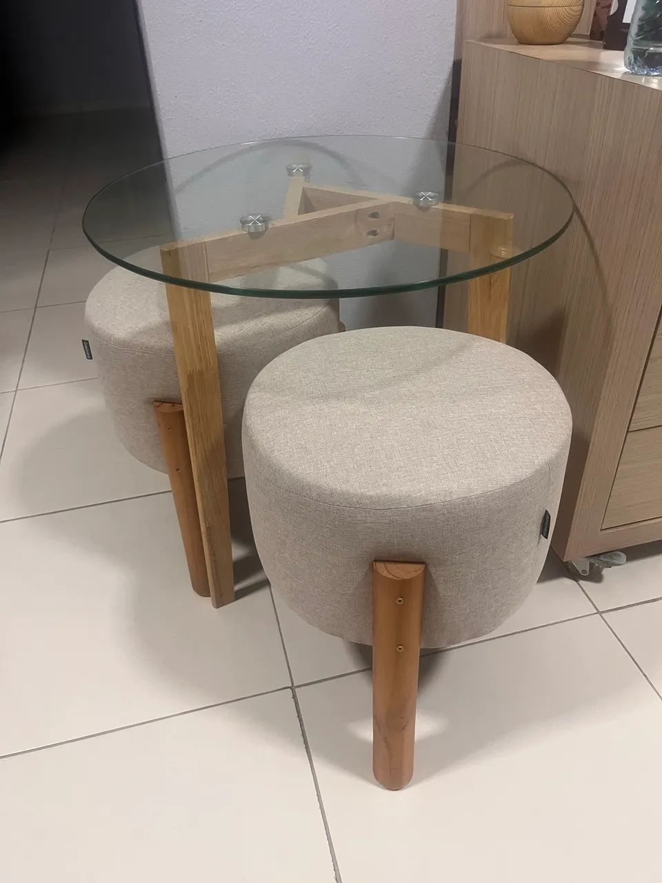 Mesinha de canto tampo de vidro e dois puff 