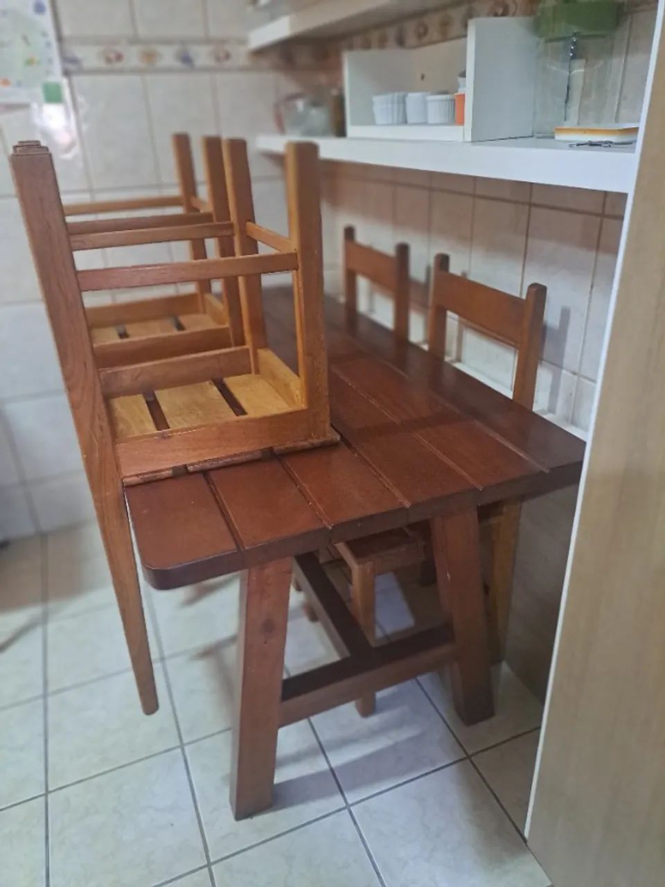 CONJUNTO DE MESA EM MADEIRA MACIÇA COM TAMPO RETANGULAR  RIPADO E 04 CADEIRAS-150x78x79 cm - Foto 4