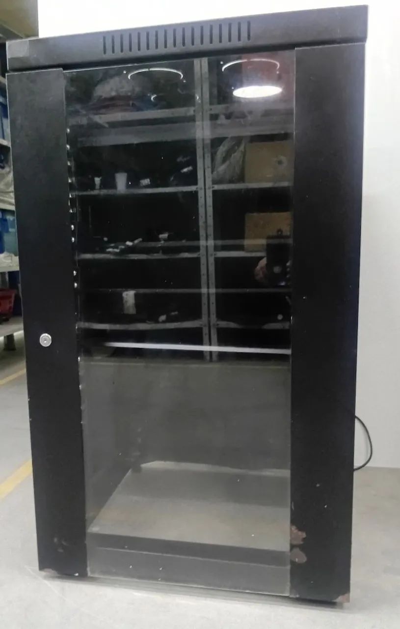 rack fechado de piso para servidores e equipamentos de TI (padrão 19 polegadas)