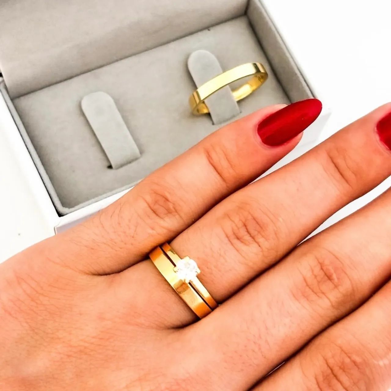 Par de Alianças Reta 4mm Banho de Ouro 18k + Solitária+Caixinha; Namoro,Casamento,Noivado - Foto 2
