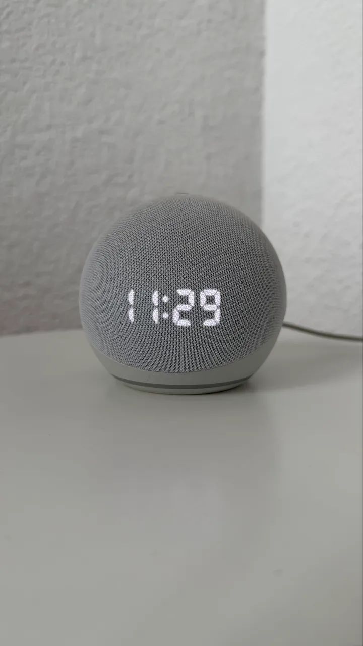 Amazon Alexa com relógio 