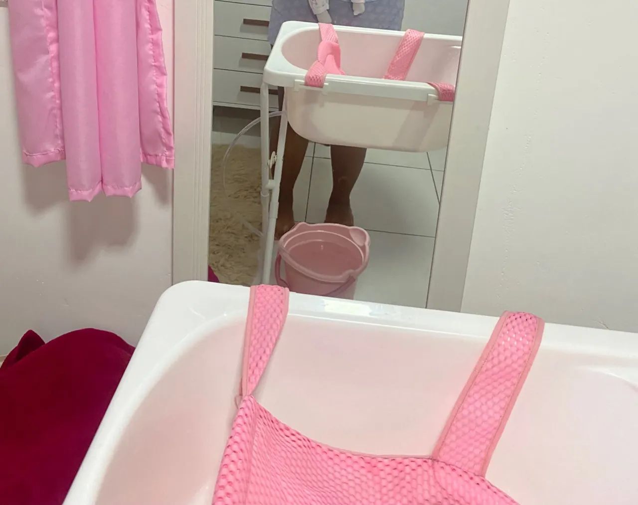 Banheira de bebe e cadeirinha de balanço 