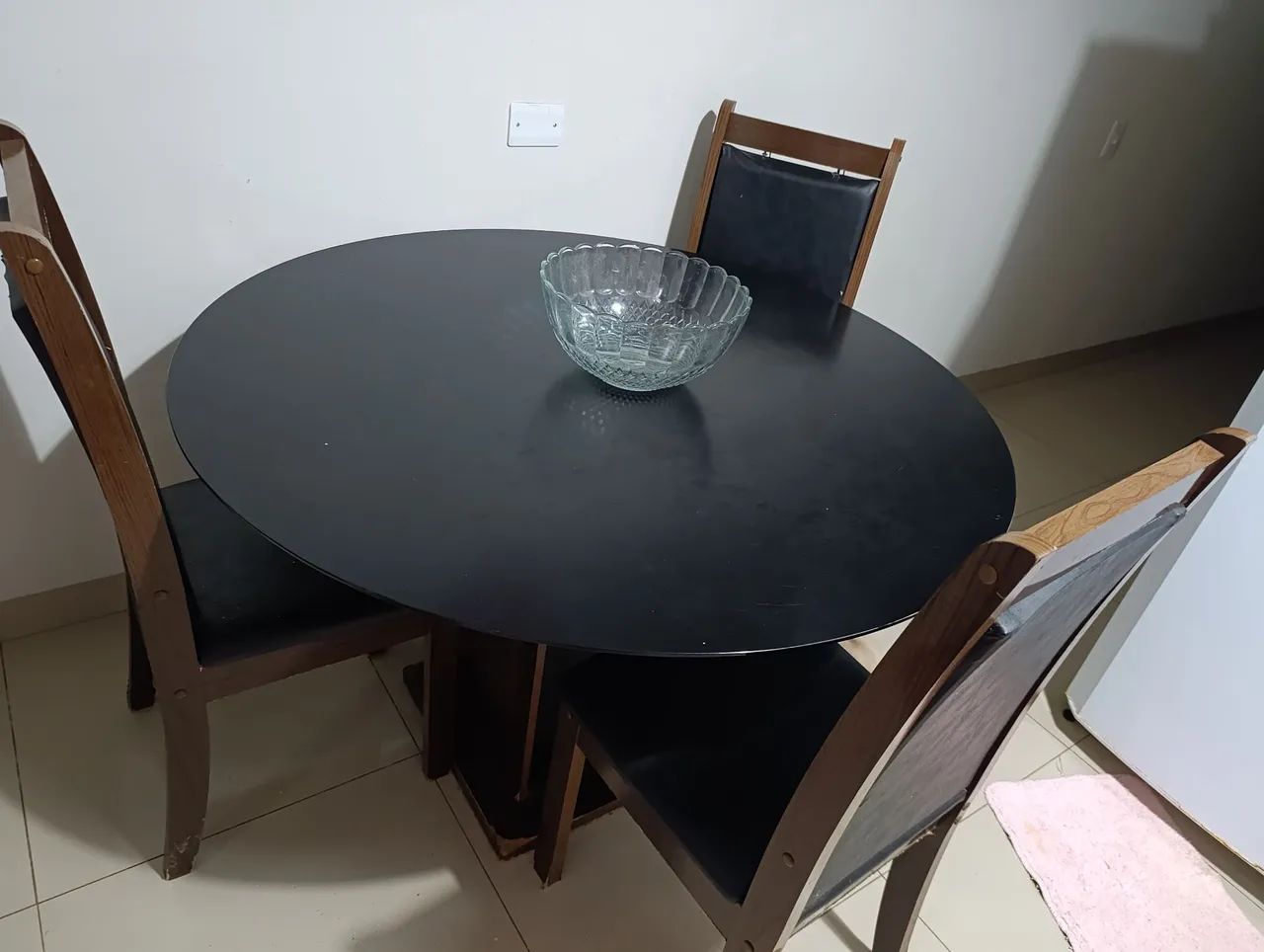 Mesa de jantar redonda com 3 cadeiras . Obs não entrego 