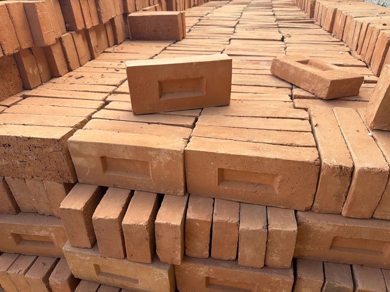 Tijolos de Primeira 8 furos e Maciço - Foto 2