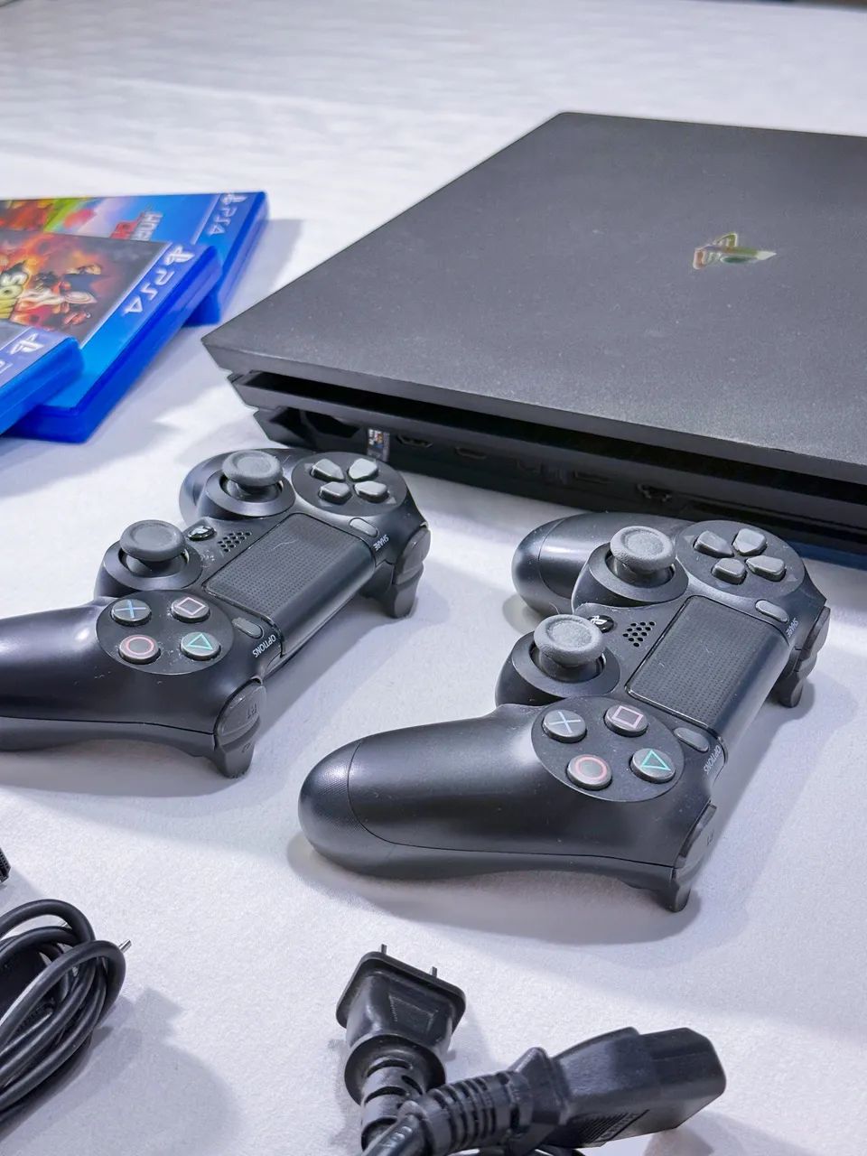 PS4 Pro 1TB 4K Impecável + Caixa Original + 2 Controles + 5 Jogos