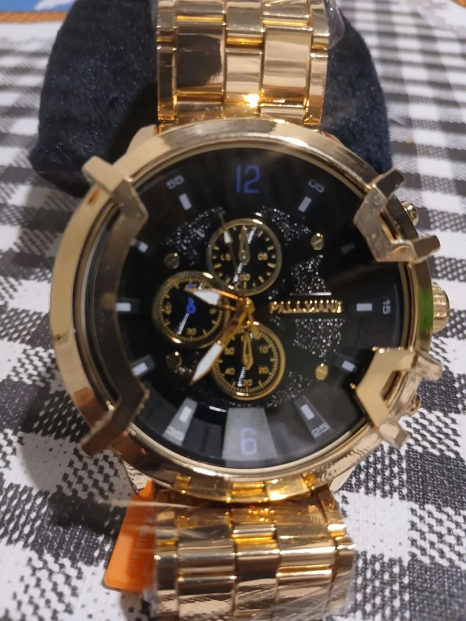 Vendo relógios pallyjane dourado com fundo preto.  - Foto 2