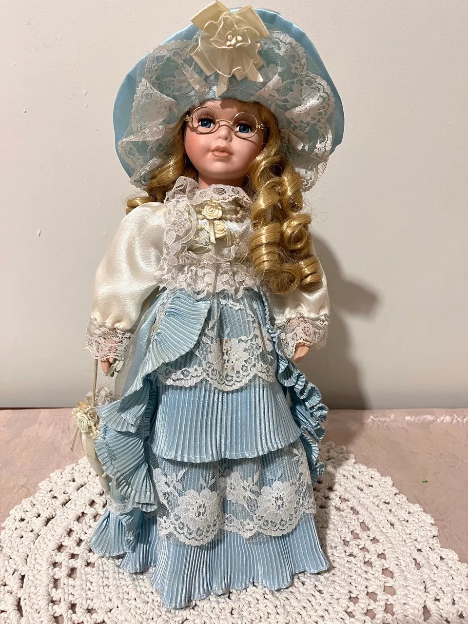 Boneca porcelana 45cm com óculos  - Foto 2