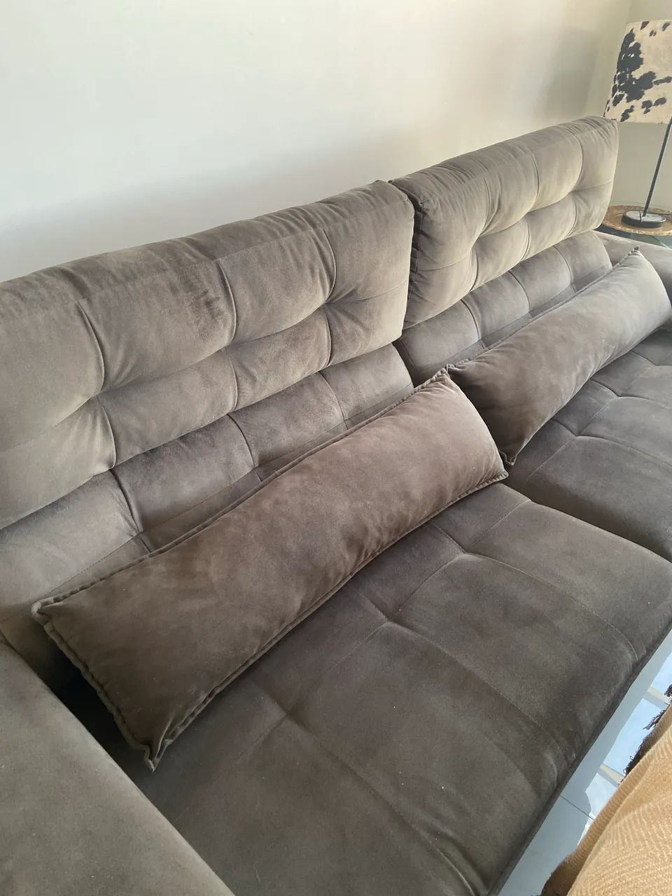 Sofá retrátil semi novo em suede - Foto 2