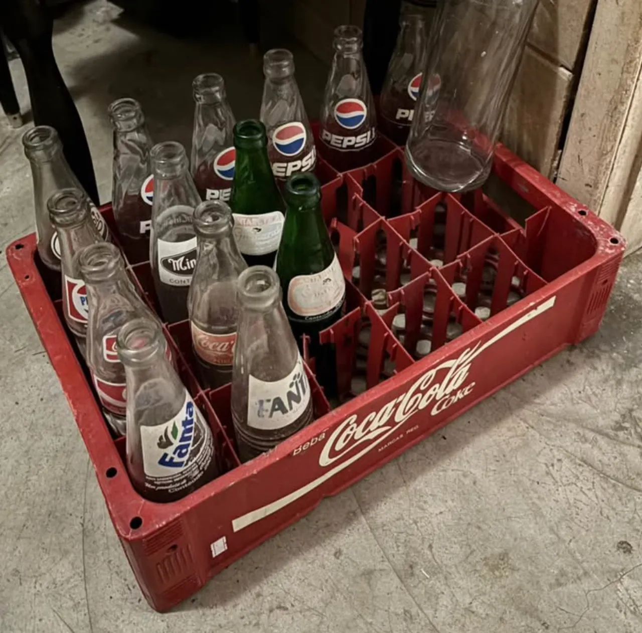 Antigo Engradado E Garrafas Refrigerante
