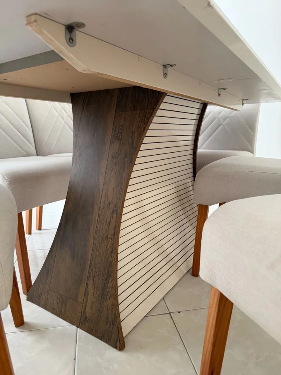 MESA DE JANTAR 6 lugares em MDF. Seis cadeiras em perfeito estado.  - Foto 5