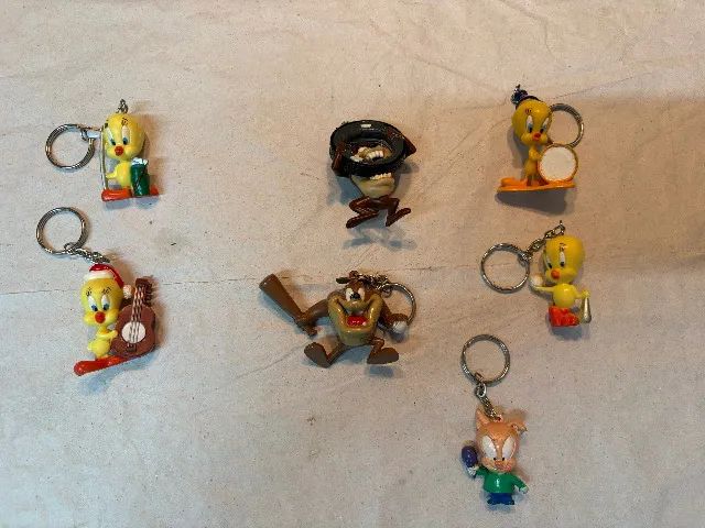 Colecao com 7 Chaveiros Looney Tunes  - usados -  leia