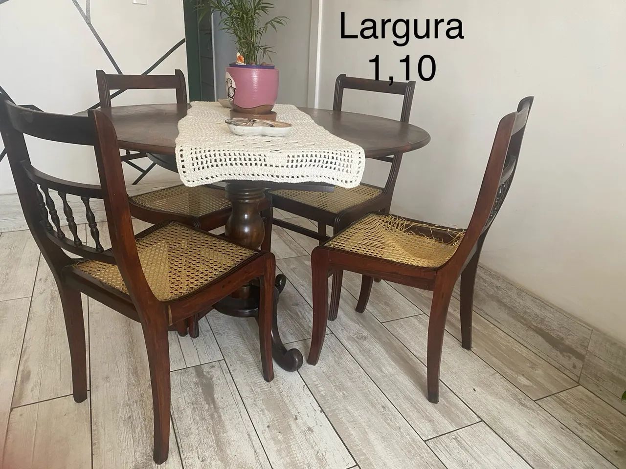 Mesa de madeira sem as cadeiras 
