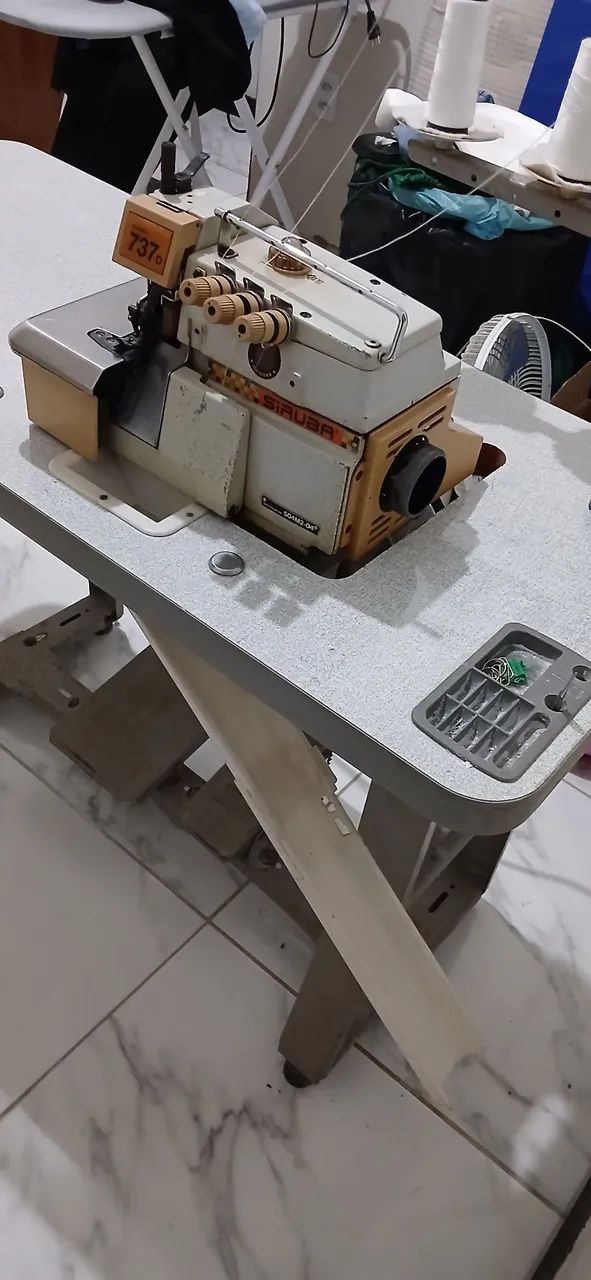 Máquina Overlok Industrial Super Conservada e mesa nova - Foto 3