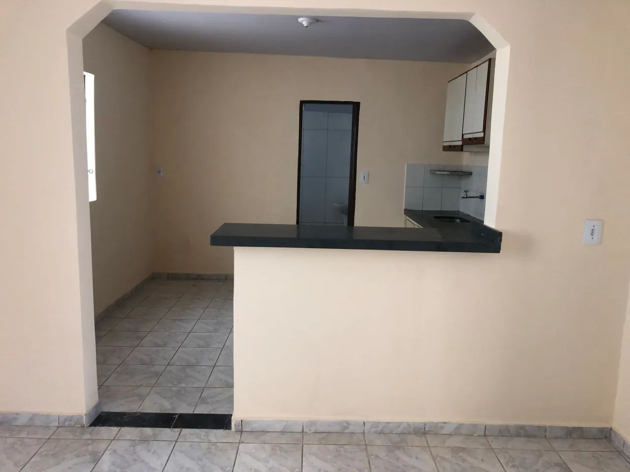 Casa 2/Q, segura e bem localizada 